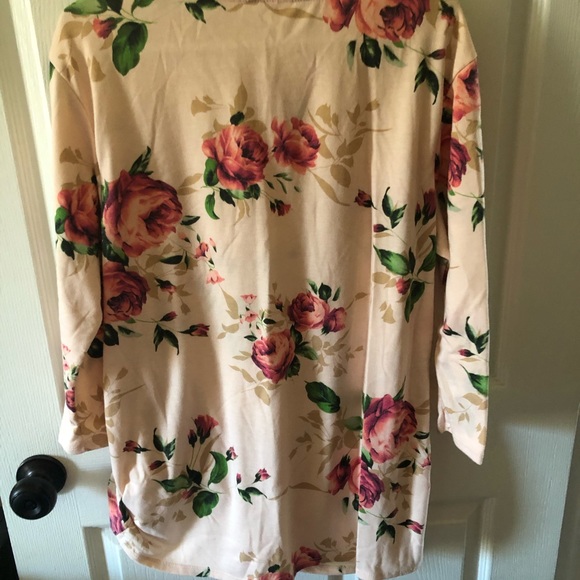 🌼Ladies floral side tie top! Cute for spring! - Picture 3 of 4